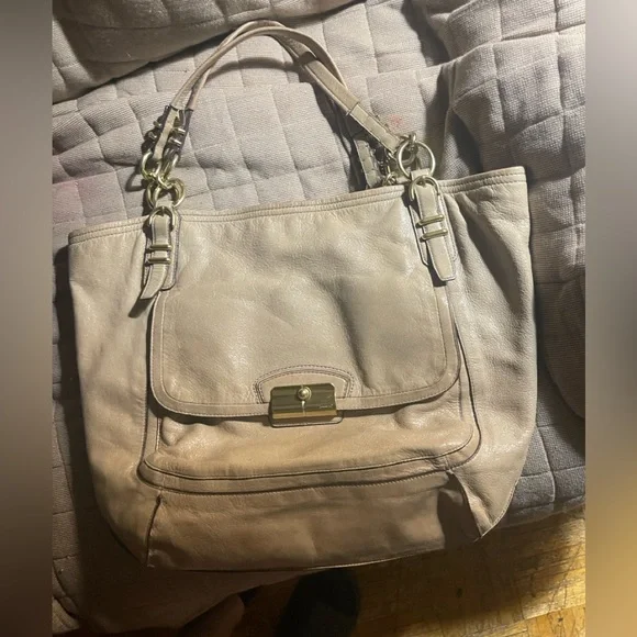 ✨ The Coach Kristin Tote: Effortless Style & Spacious Function - Picture 2 of 14